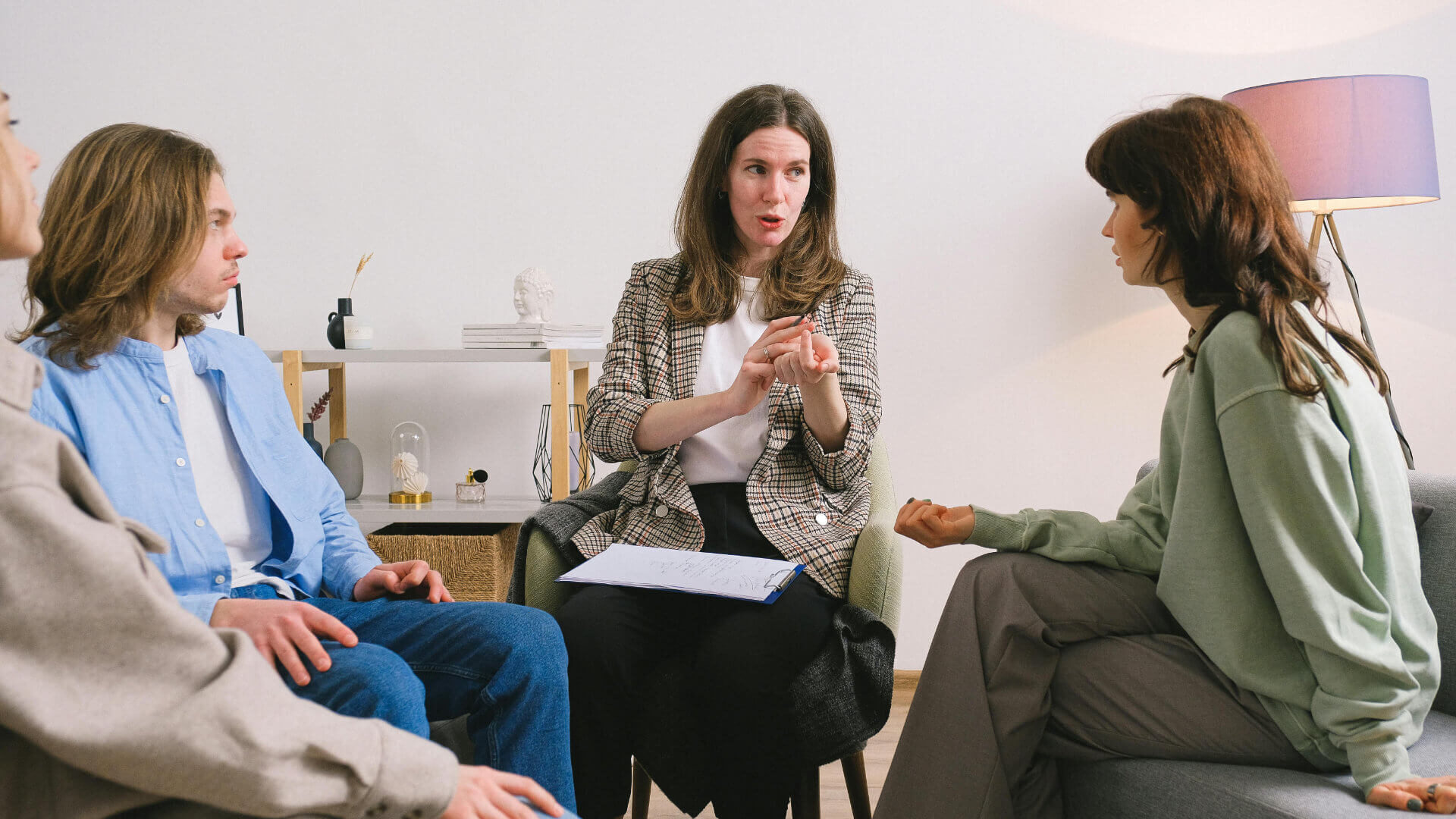 Struktur und Empathie: Führung im Gesundheitswesen neu denken 2 Struktur & Empathie: Führungskraft in der Pflege beim offenen Gespräch mit einer Mitarbeiterin