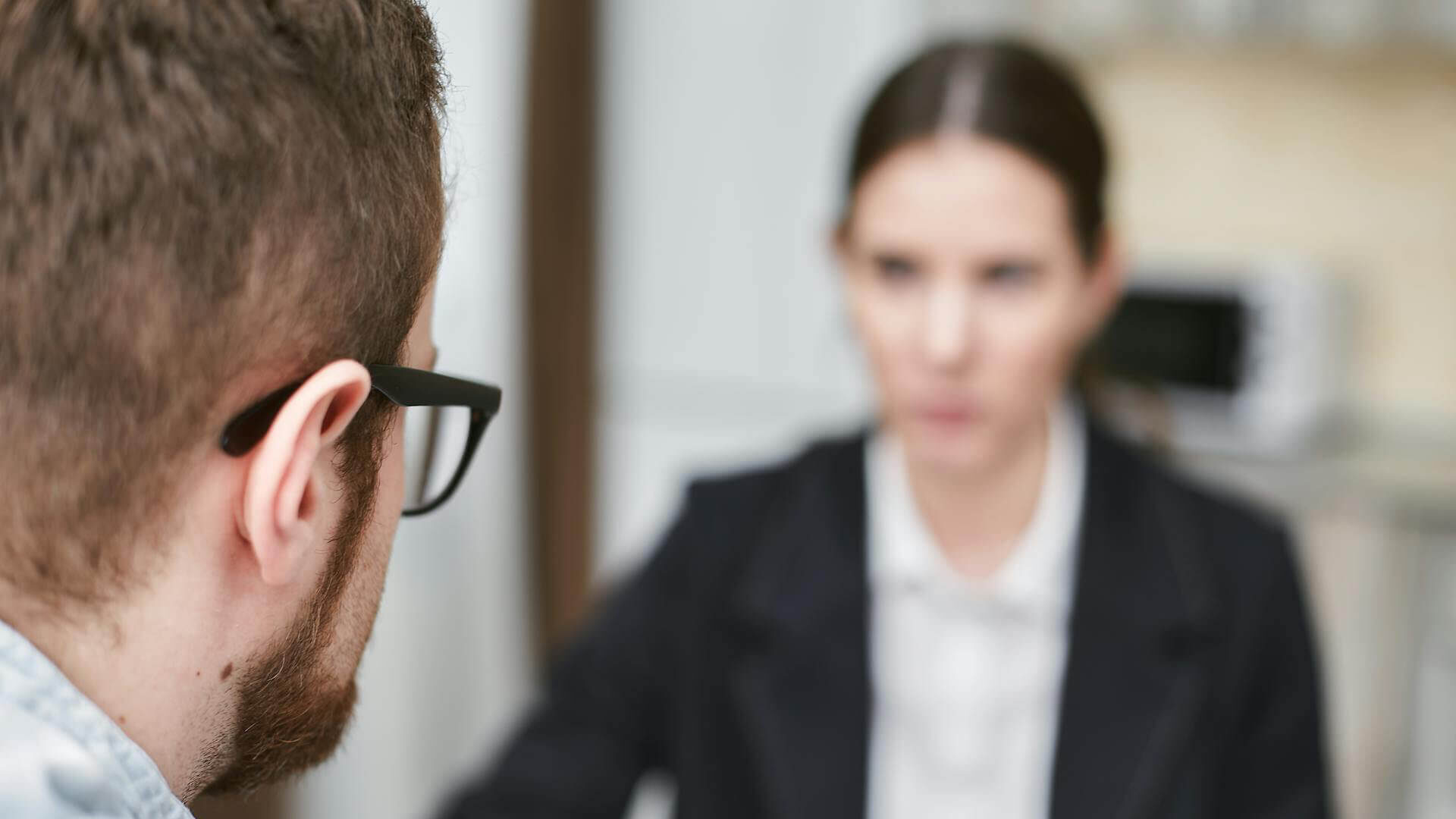 Authentizität im Coaching: Persönlichkeit zählt mehr 2 Coach mit Lebenserfahrung im Gespräch mit gestresster Führungskraft – Coaching und Lebenserfahrung