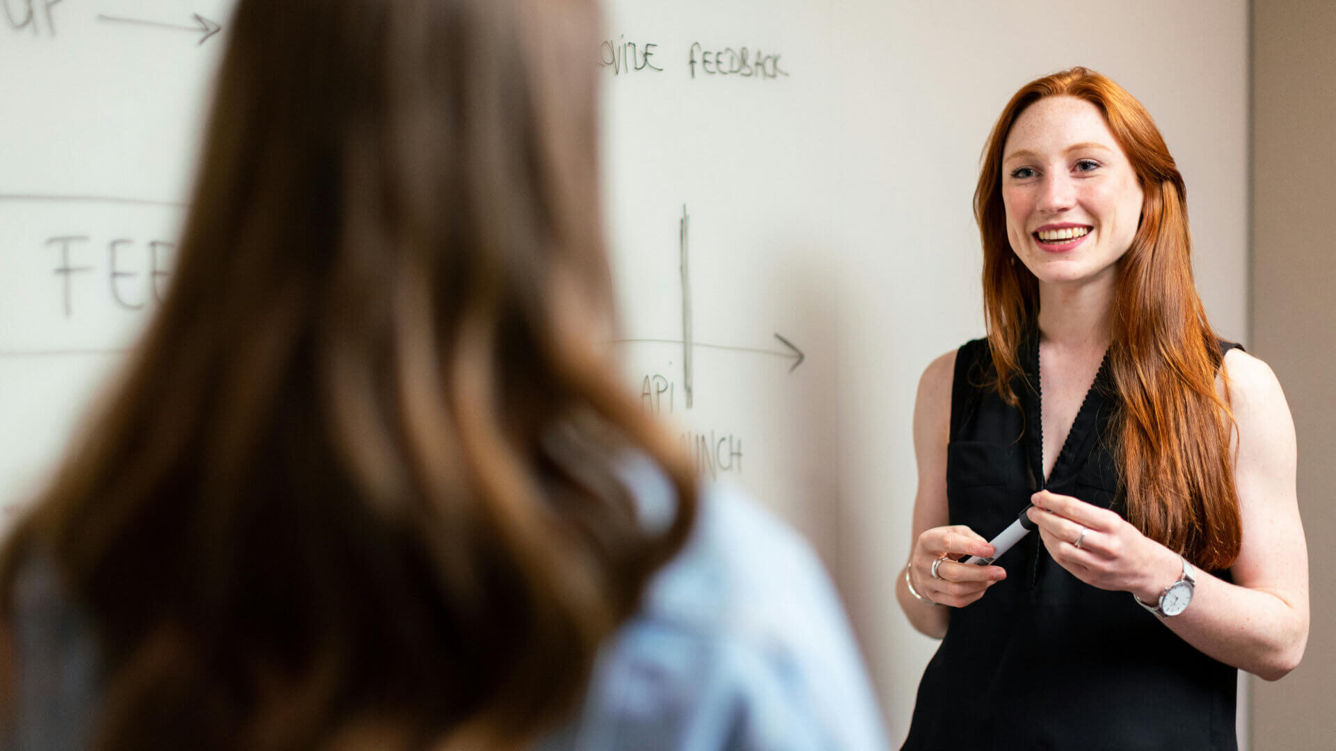 Authentizität im Coaching: Persönlichkeit zählt mehr 1 Coaching Gespräch zwischen Führungskraft und Coach – Authentizität im Coaching sichtbar gemacht