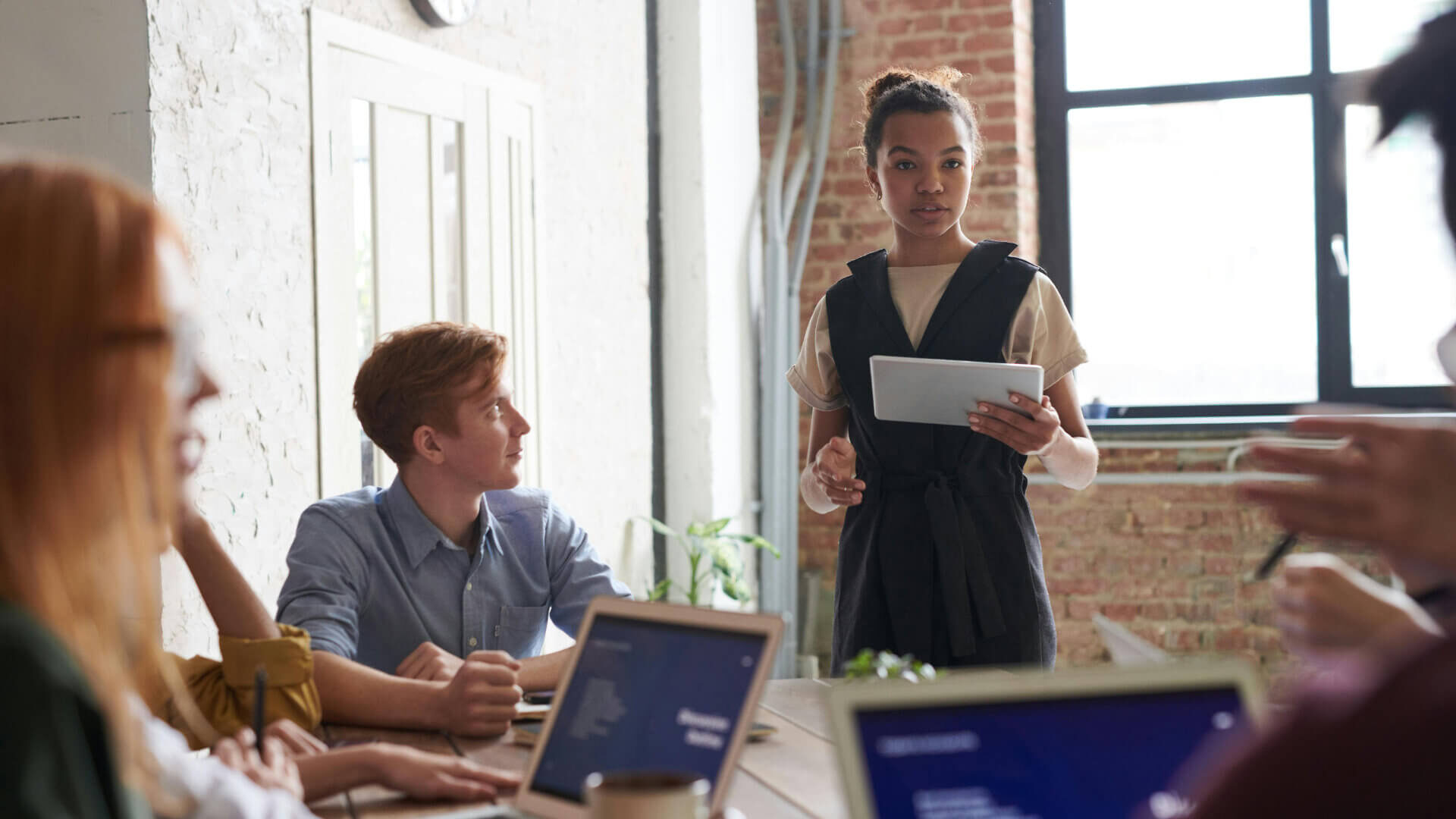 Führungskraft hört empathisch auf Reaktion nach Entscheidung