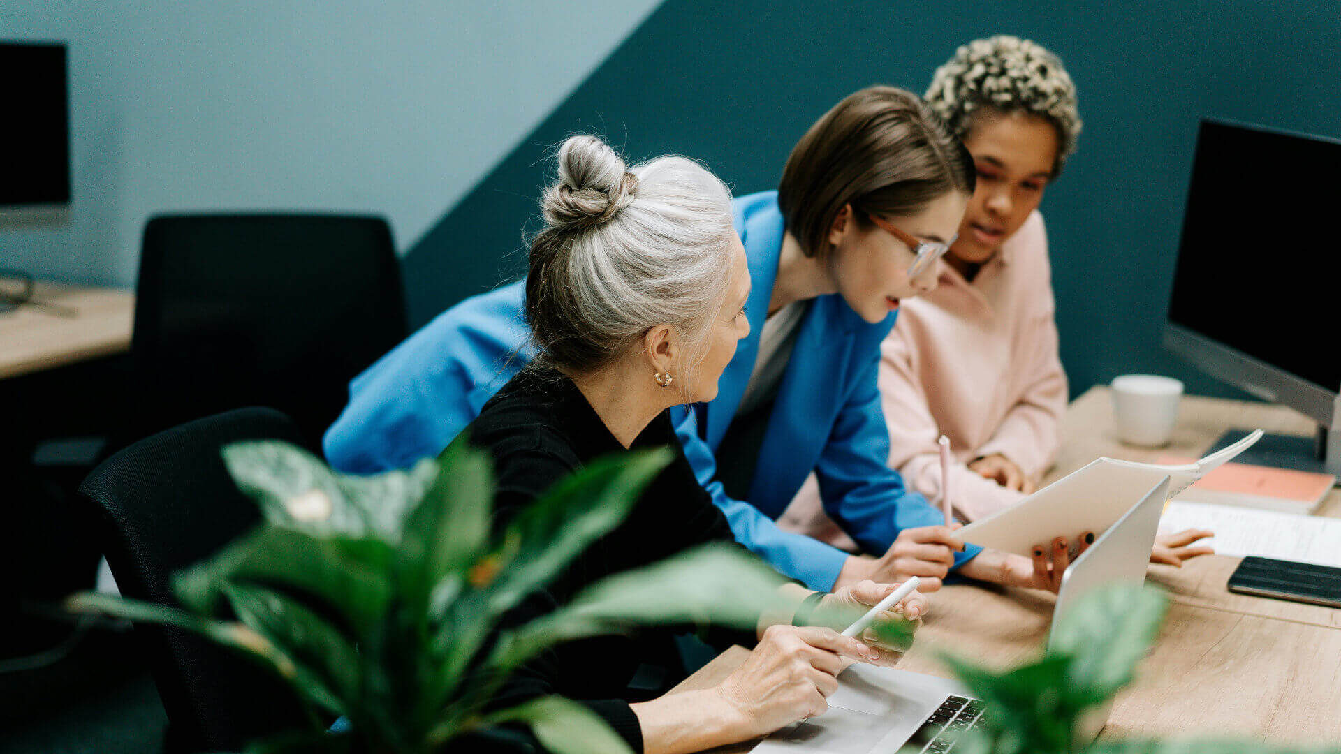 Drei Personen im Dialog – Tool für gesunde, mitarbeiterorientierte Führungskultur entwickeln
