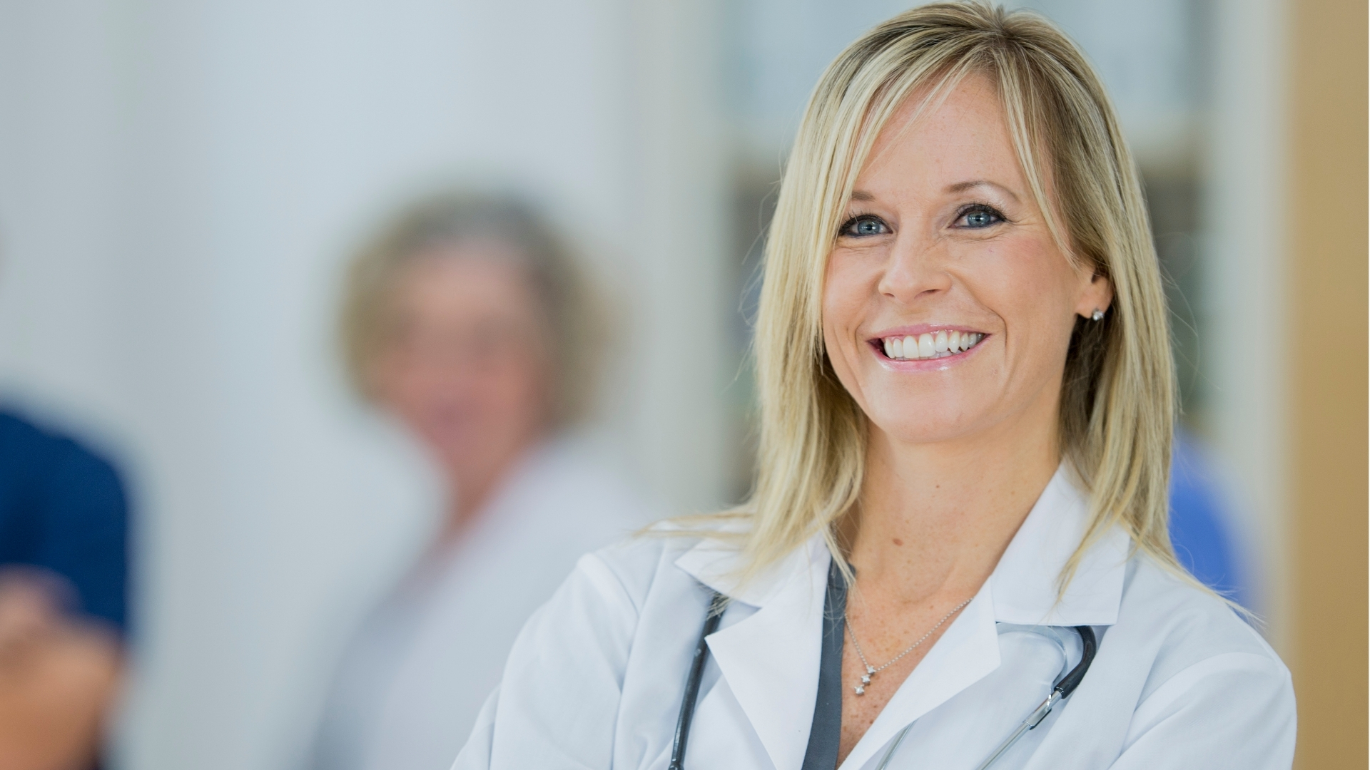 Entspannte Chefärtzin nach Programm 'In Führung bestehen'