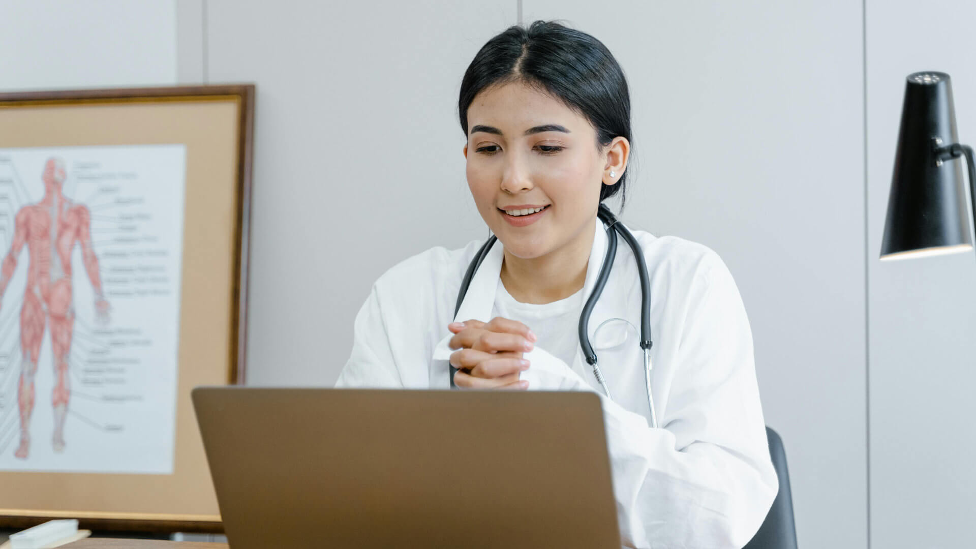 Führung im Gesundheitswesen: Warum fachliche Exzellenz allein nicht mehr reicht 2 Ärztin im Online-Gespräch als Symbol für reflektierte Führungskräfteentwicklung im Gesundheitswesen.