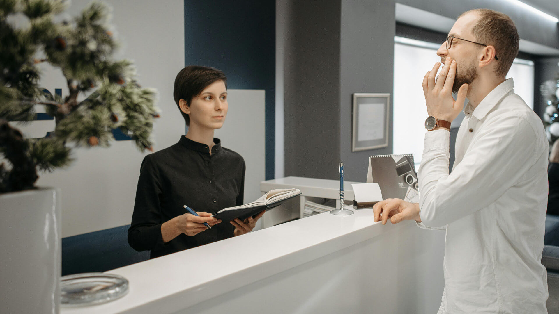 Gesprächssituation in einer Praxis als Symbol für Positive Leadership und klare Führung im Gesundheitswesen.