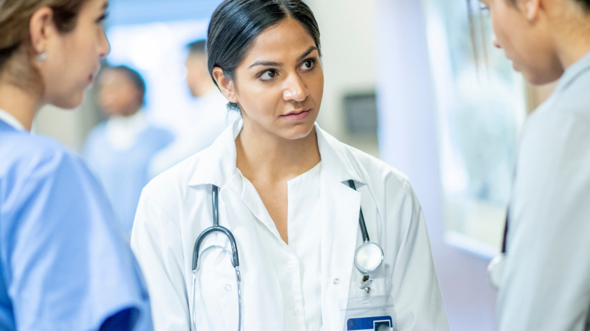 Ärztin im Gespräch als Symbol dafür, Erwartungen in der Führung im Gesundheitswesen zu klären