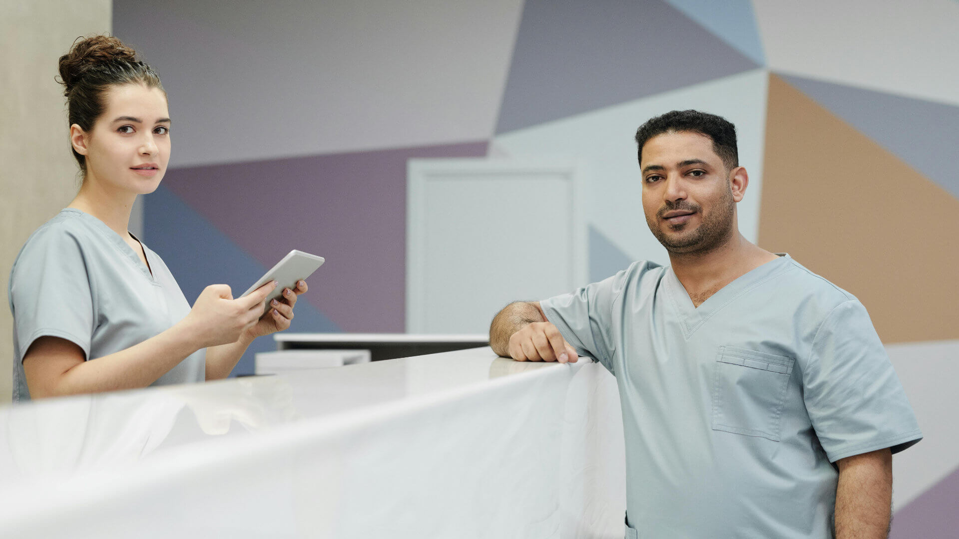 Erwartungen klären in der Führung: Warum es im Gesundheitswesen oft daran scheitert 2 Zwei Mitarbeitende im Gesundheitswesen als Symbol für Führung, Verantwortung und klare Erwartungen im Team