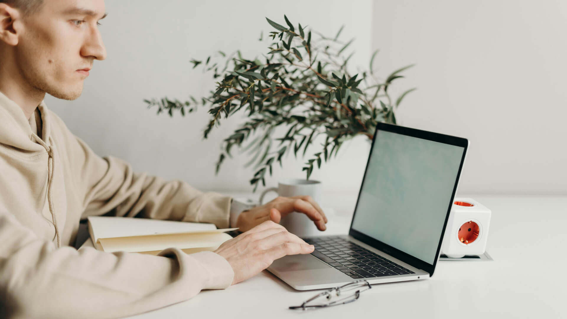 Führung im MVZ: Zwei Rollen, eine Person 2 Führungskraft am Laptop als Symbol für LINC Personality Profiler, Persönlichkeitsdiagnostik und Reflexion in der MVZ-Führung