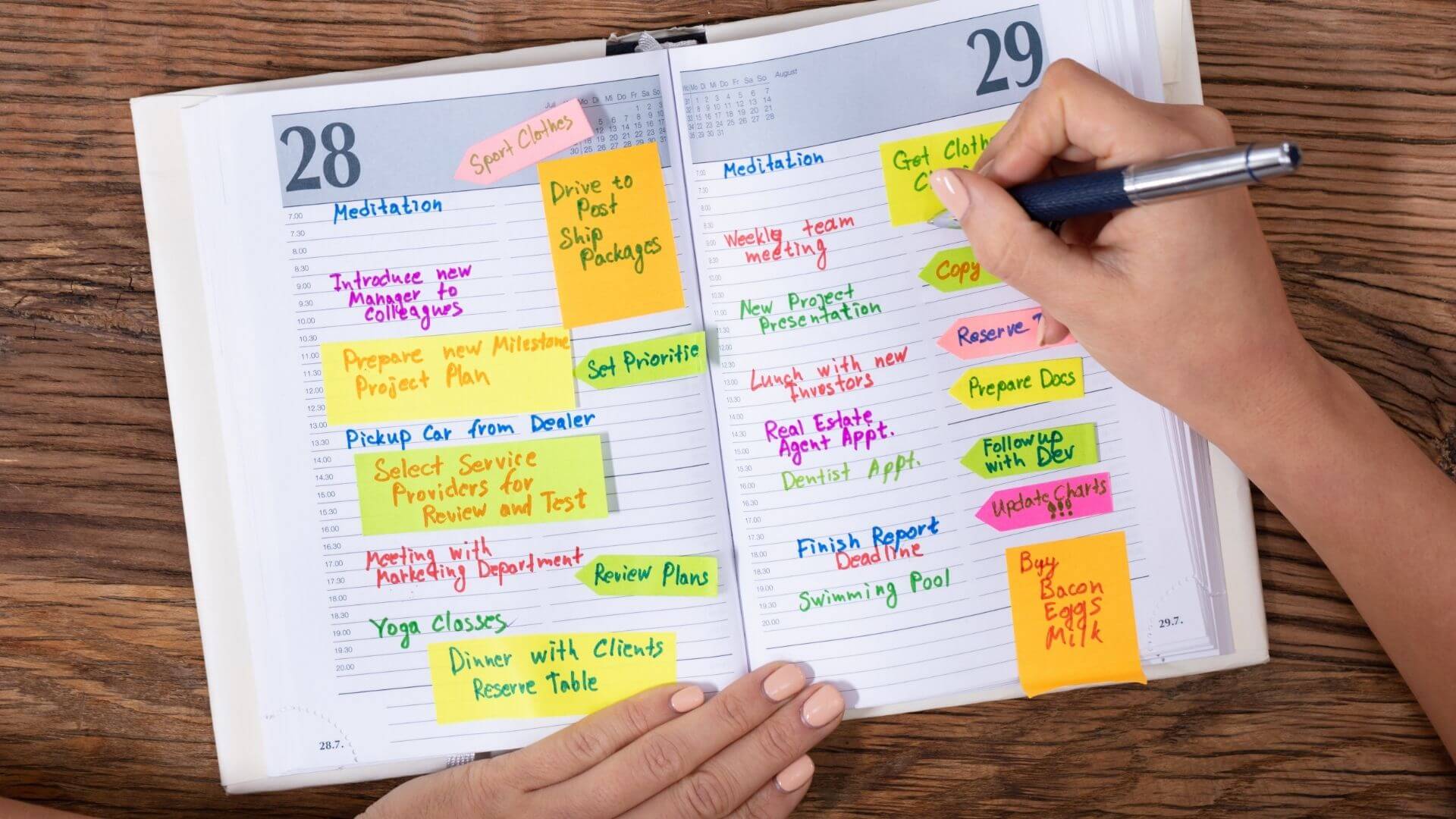 Voller Kalender mit Notizen als Symbol für Selbstorganisation als Führungskraft und den Wechsel vom Reagieren zum Gestalten